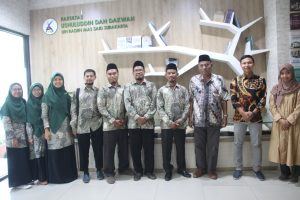 Foto bersama Jajaran Pengurus Prodi IAT UIN Raden MAs Said Surakarta bersama Tim Prodi STIQSI Lamongan.