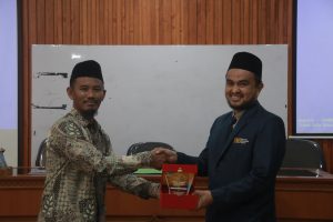 Penyerahan cinderamata oleh Waka I STIQSI Lamongan kepada Ketua Prodi IQT UMS Surakarta
