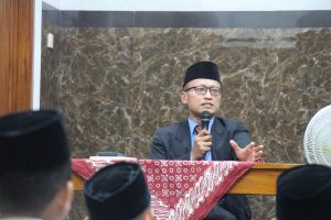 Ustaz Ro'in, pendiri Pondok Pesantren Al-Basyri saat menyampaikan materi